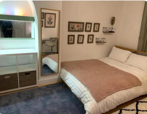 una camera con un letto e un grande specchio di Kenwood Gem a Edmonton