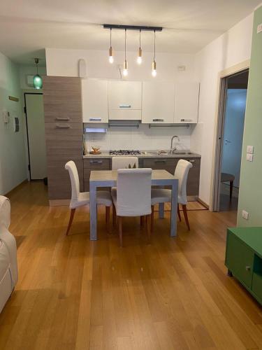 a kitchen and dining room with a table and chairs at Casa del Porto in Pesaro
