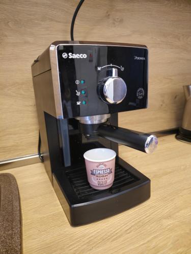 Příslušenství pro přípravu čaje a kávy v ubytování Aпартамент 5