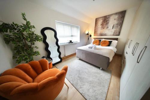 a bedroom with a bed and a chair in it at Cosy Home- Sleeps 5+City Centre+ Netflix+Free Park in Birmingham