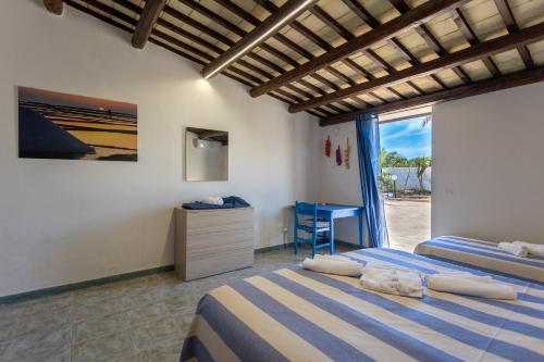 1 dormitorio con 2 camas y ventana en Villa mare vento, en Marsala