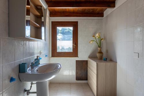 baño con lavabo y ventana en Villa mare vento, en Marsala