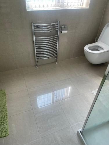 Ένα μπάνιο στο Jules Homestay Plus