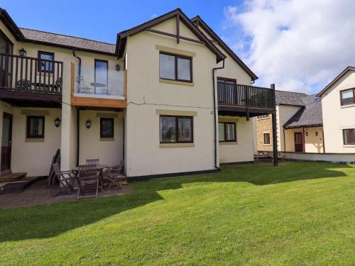 a large house with a yard with a grass field at Mallard Cottage Lake District, Leisure Spa Pool & Gym in Penruddock