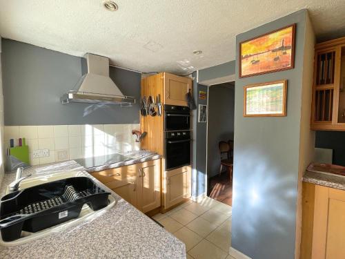 Η κουζίνα ή μικρή κουζίνα στο Sheffield's 3BR Retreat