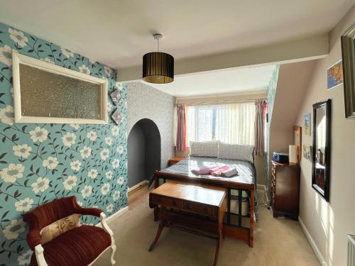 um quarto com uma cama e uma mesa em Sheffield's 3BR Retreat em Hillsborough