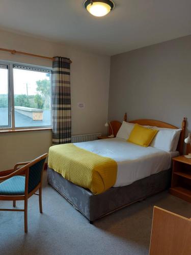 Un dormitorio con una cama grande y una ventana en Ferryport House B&B, en Rosslare