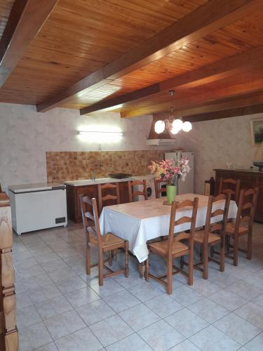 une salle à manger avec une table et quelques chaises dans l'établissement gite proche du mt st michel, à Courtils