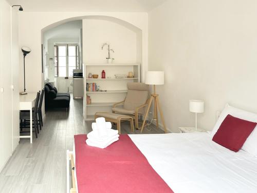 1 dormitorio con cama blanca y manta roja en Casa di Carlo, con Poli, metro, caffè a due passi en Turín