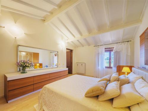 a bedroom with a large bed with a large mirror at Casa di Dante in Vicopisano