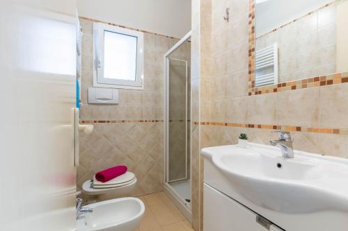 y baño con lavabo, aseo y ducha. en Appartamento Turchese PT - MyHo Casa, en Alba Adriatica