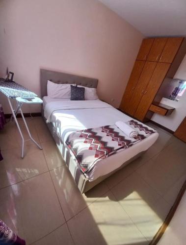 Ένα ή περισσότερα κρεβάτια σε δωμάτιο στο Mwaki mugi apartments