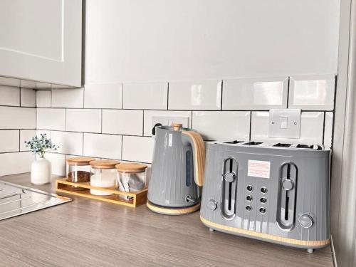 un bancone cucina con tostapane e altri elettrodomestici di Little Dockray 1 Bed Apartment a Penrith