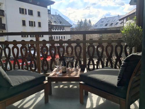 un balcon avec deux chaises et une table sur un balcon dans l'établissement Chamonix Sud studio with Mont Blanc views, à Chamonix-Mont-Blanc