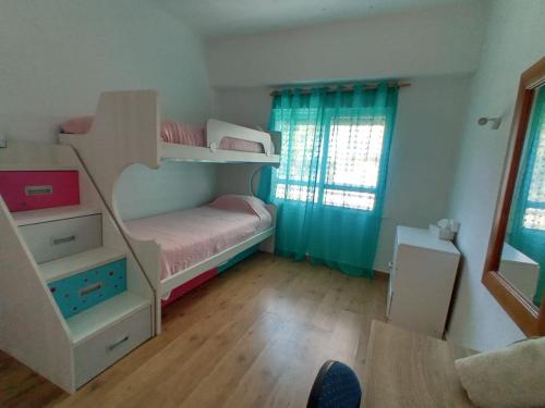1 Schlafzimmer mit 2 Etagenbetten und einem Fenster in der Unterkunft piso con vistas al mar y parking incluido in Calpe
