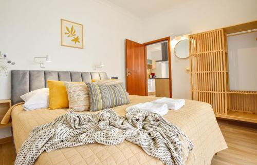 sypialnia z łóżkiem z kocem w obiekcie Apartamenty Na Wyspie - Baltic Park - Apartamenty z sypialnią i parkingiem - ul Uzdrowiskowa 24-34 w Świnoujściu