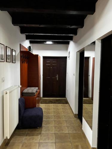 um corredor com um sofá azul e uma porta em House Milovanovic em Sokobanja