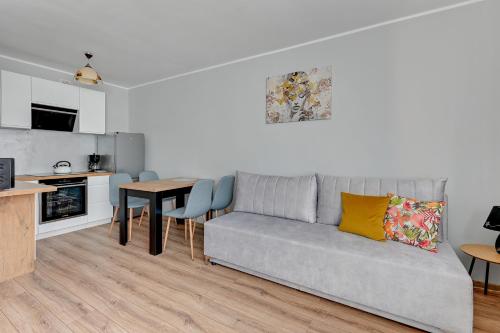 sala de estar con sofá y mesa en Wejhera by Comfort Apartments, en Jelitkowo