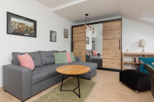 Family Apartment in Warsaw with 3 Bedrooms & AC near Metro Stokłosy by Noclegi Renters