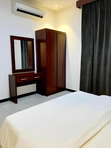 Tempat tidur dalam kamar di شقق أهلين ثلاثة للشقق المخدومة