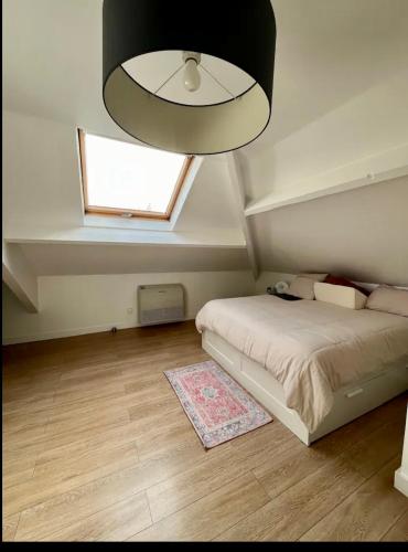 une chambre avec un lit et une fenêtre dans l'établissement lumineux havre de paix à 6 minutes de Paris, à Maisons-Alfort