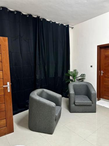 Uma área de estar em Private Room In Cotonou Guest House