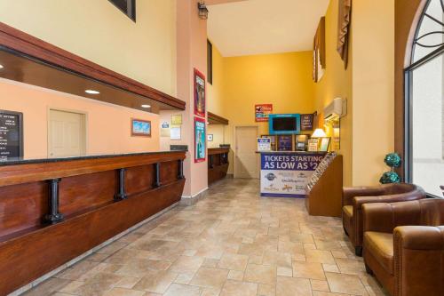 a waiting room at a fast food restaurant at Howard Johnson by Wyndham Orlando-International Drive in Orlando