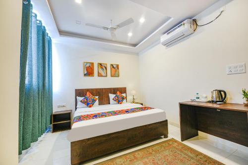 1 dormitorio con 1 cama grande en una habitación en FabHotel Jaswinder Bhawan en Haridwār