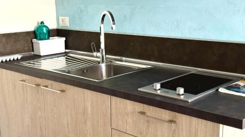 Køkken eller tekøkken på Palme 1C - Marcelli, monolocale con giardino, Residence Le Palme