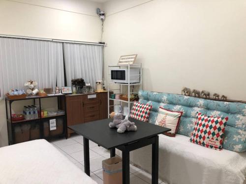 Shih-lien-tzuにある龍潭十六石遛民宿 桃園市民宿127號のソファとテーブルのあるリビングルーム