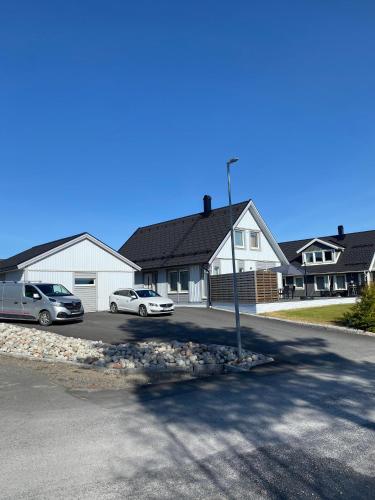 szereg domów z samochodami zaparkowanymi na parkingu w obiekcie Stosjöcups Boende w mieście Östersund