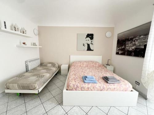 a bedroom with a bed with two towels on it at La Casa di Ania in Savona