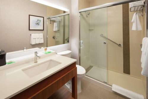 bagno con lavandino e doccia di Hyatt Place Oklahoma City Bricktown a Oklahoma City