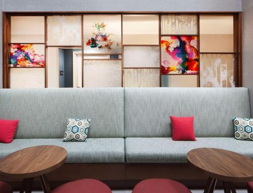 Χώρος καθιστικού στο Hampton Inn Athens