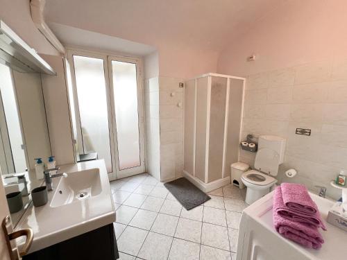 La salle de bains est pourvue d'un lavabo et de toilettes. dans l'établissement La Casa di Ania, à Savone