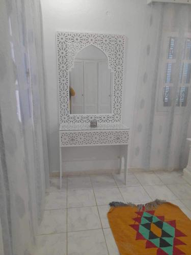 a bathroom with a sink and a mirror on the wall at Appartement yakine in Midoun