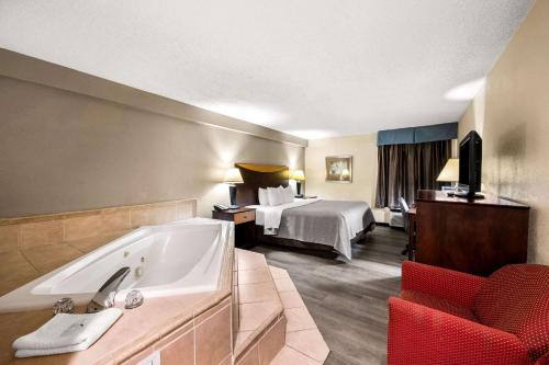 Habitación de hotel con cama y bañera en Quality Inn I-81 Exit 23, en Bulls Gap