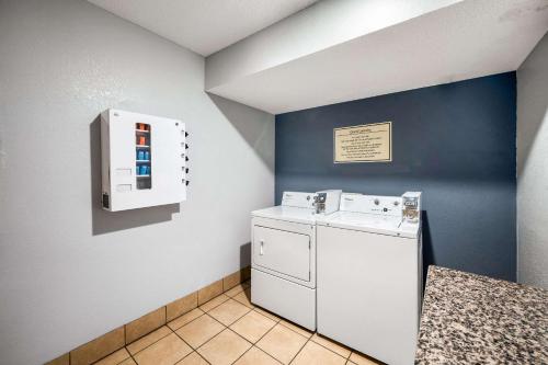 a laundry room with a washer and dryer at Quality Inn I-81 Exit 23 in Bulls Gap