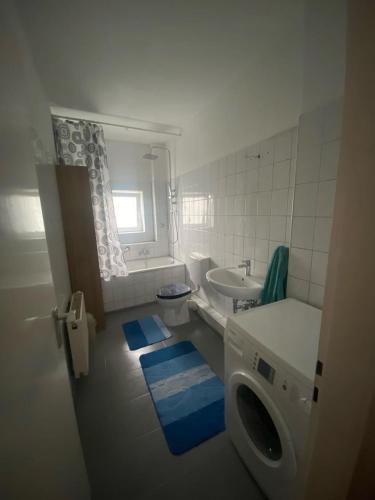 a bathroom with a sink and a washing machine at Düsseldorf Flingern in Düsseldorf