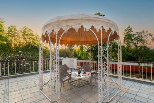 altana ze stołem i krzesłami w obiekcie Elivaas Oasis Luxury 6BHK with Pvt Pool, Sainik Farm New Delhi w Nowym Delhi