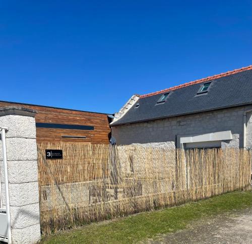 ein Holzzaun vor einem Haus in der Unterkunft la halte des marais in Huismes