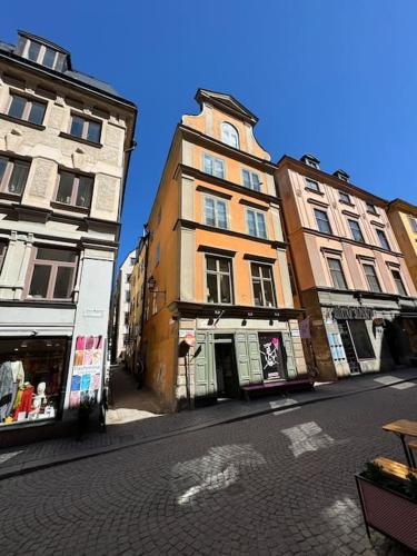 dois edifícios altos em uma rua em uma cidade em Historisk takvåning i gamla stan em Estocolmo