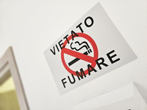 a sign on a door with the words wolfza influenza at Matteotti 46 - appartamento in centro a Binasco in Binasco