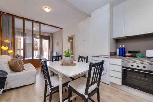 uma cozinha e sala de jantar com mesa e cadeiras em Apartamento Alicante Rambla Mercado Central Playa - El Loft del Barrio em Alicante