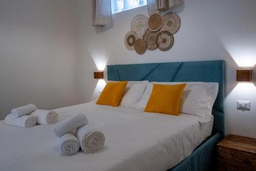 una camera da letto con un letto con asciugamani sopra di Bari in un click a Bari