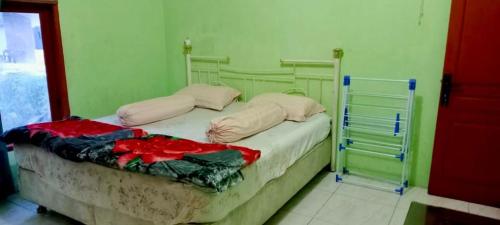 Giường trong phòng chung tại Buhit Guest House Samosir