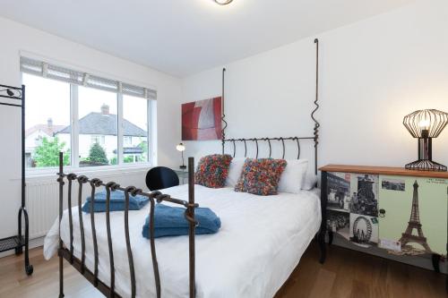 a bedroom with a bed with a metal bed frame at 23 Wharton Road in Oxford