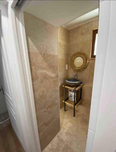 une salle de bain avec un lavabo et un miroir dans l'établissement Magnifique Appartement vue mer, à Conca