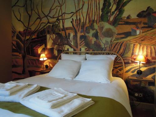 une chambre avec un lit avec des serviettes dessus dans l'établissement Location Gîte 7-9 personnes proche de Giverny, à Chambray