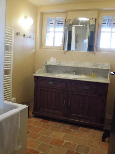 une salle de bain avec un lavabo et un grand miroir dans l'établissement Location Gîte 7-9 personnes proche de Giverny, à Chambray